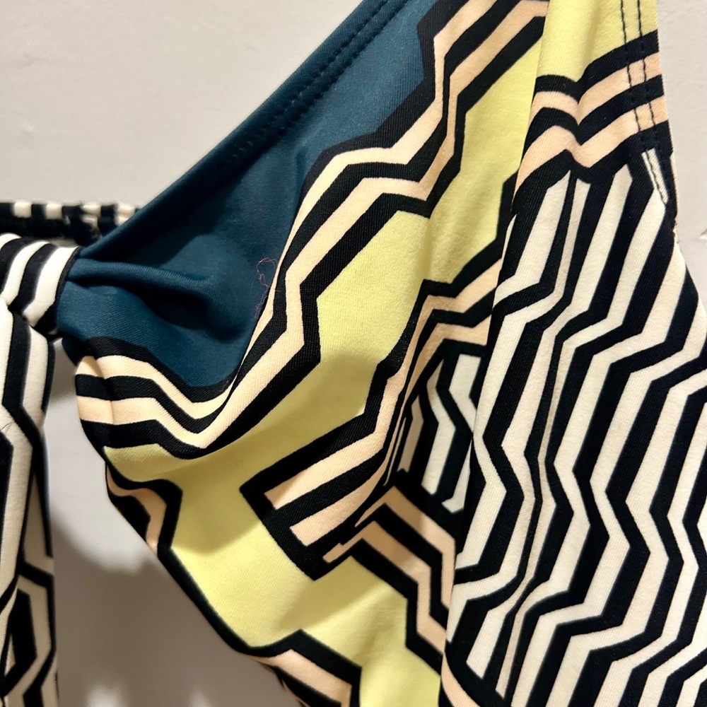 Urban Outfitters cut out bathing suit one piece - Picture 3 of 11